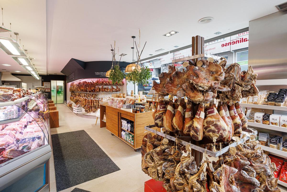 Instalacións de Embutidos Lalinense na súa tenda física de Lalín