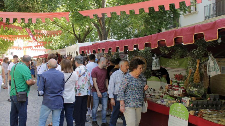 El mercado medieval de Priego atrae a visitantes de otras localidades