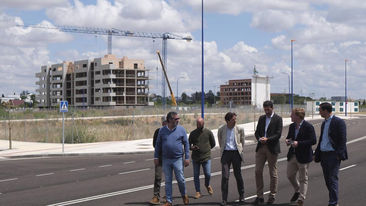 La nueva avenida y los dos edificios de viviendas en contrucción, al fondo.