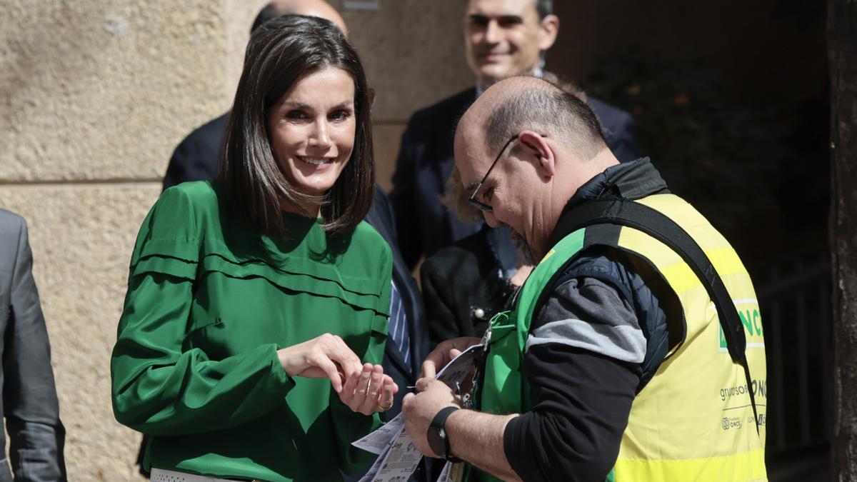 El momentazo de la reina Letizia comprando un cupón de la ONCE: sabemos qué numero ha elegido