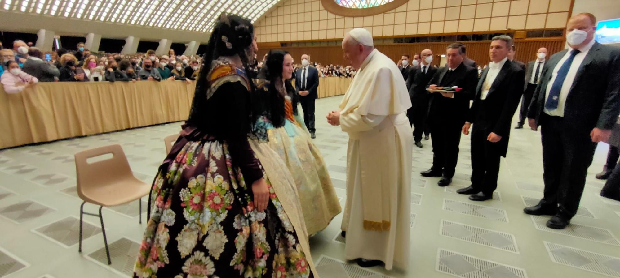 Extra Fallas Levante-EMV. Momento histórico: el papa Francisco recibe a las falleras mayores de València