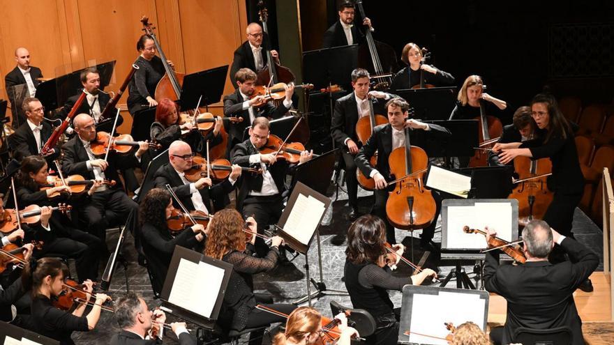 Julia Cruz dirige a la orquesta Oviedo Filarmonía durante el concierto de ayer. | LNE
