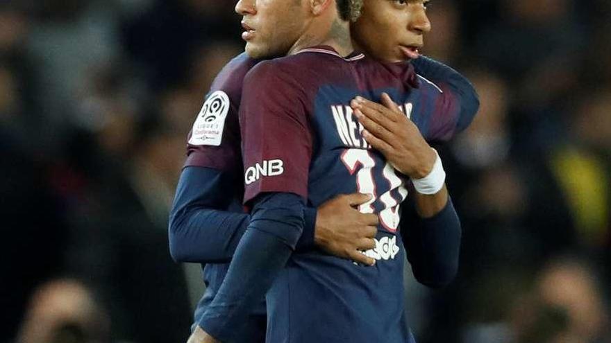 Mbappé abraza a Neymar en un partido del PSG.