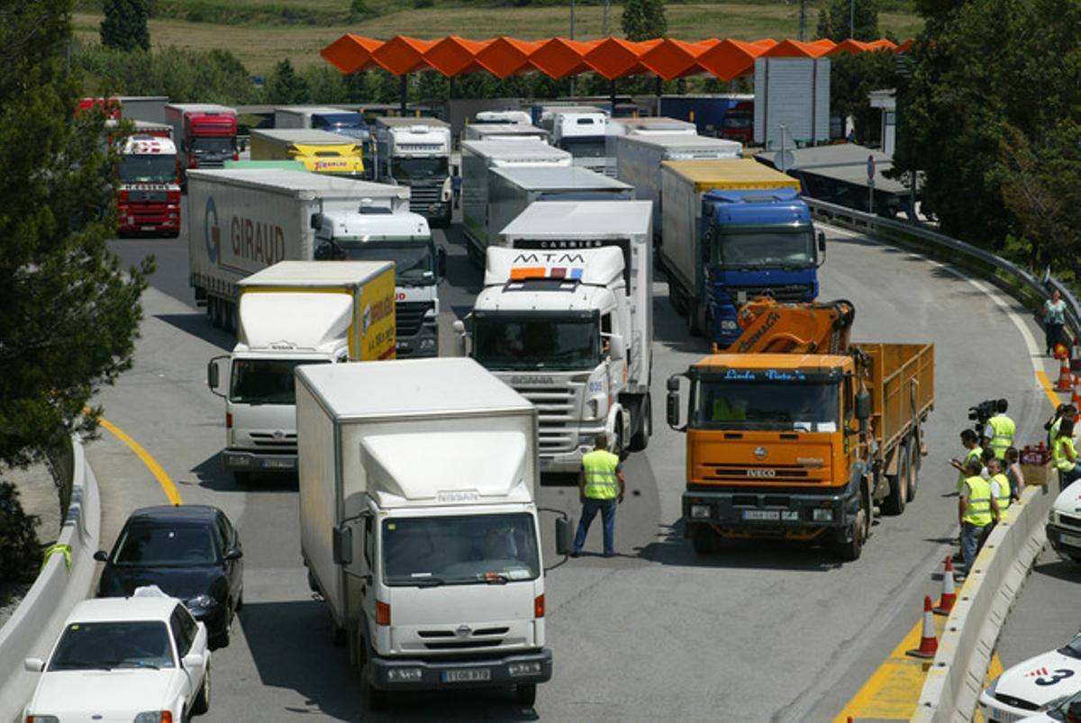 Camions en un peatge de l’AP-7.