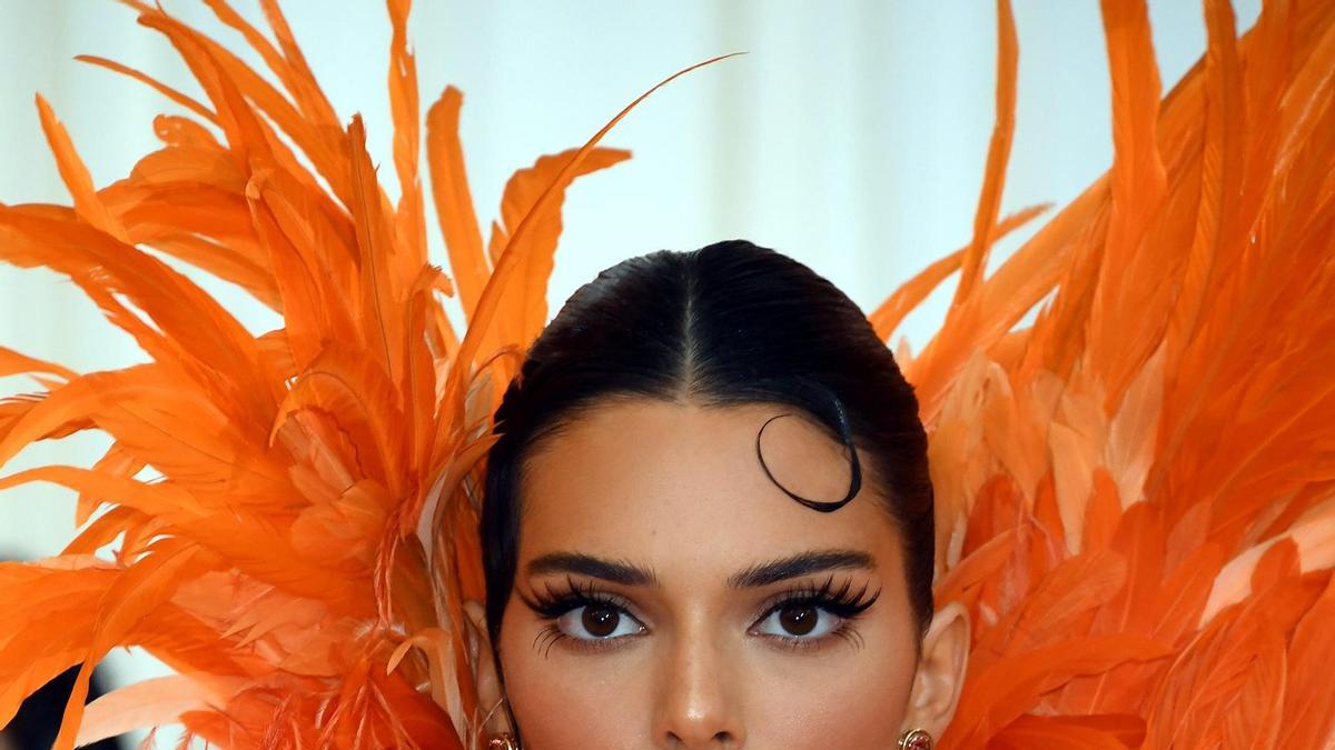 Kendall Jenner, una corista de transparencias y plumas en la gala MET 2019