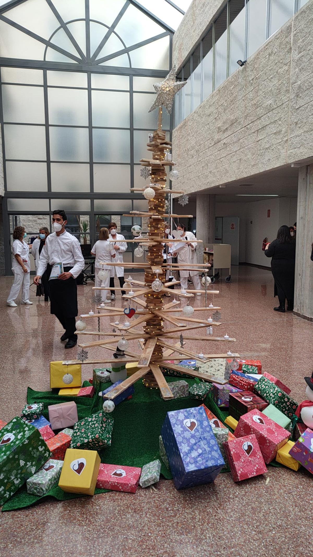 Uno de los árboles de Navidad del Hospital de Sant Joan