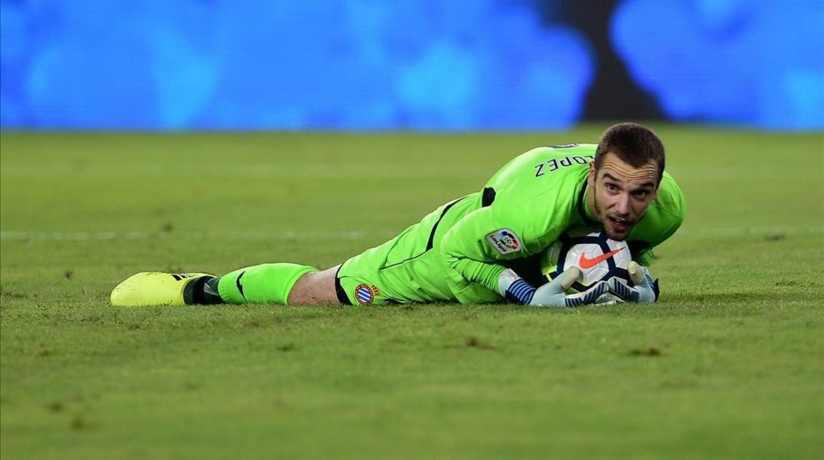 rpaniagua39812205 espanyol s goalkeeper pau lopez  c  controls the ball during170826191554