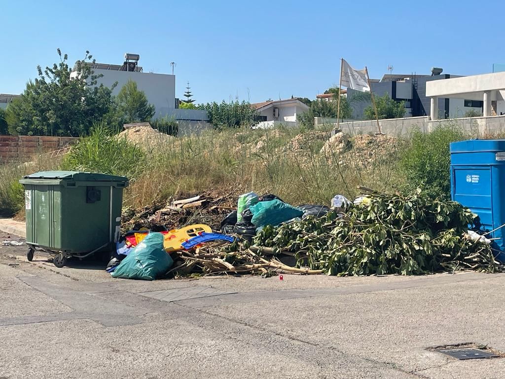 Los vecinos y vecinas de Montesano denuncian la suciedad de la urbanización
