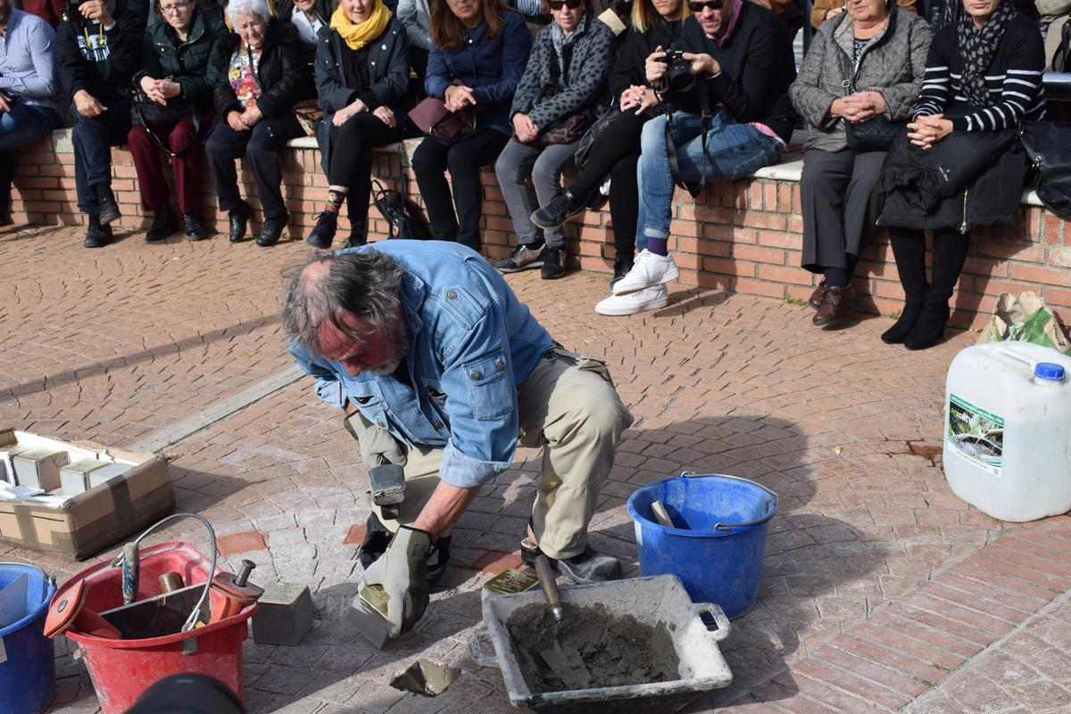 Homenaje a los vecinos deportados a los campos de concentración nazis con la colocación de los adoquines para tropezar, las Stolpersteine, del artista alemán Gunter Demnig
