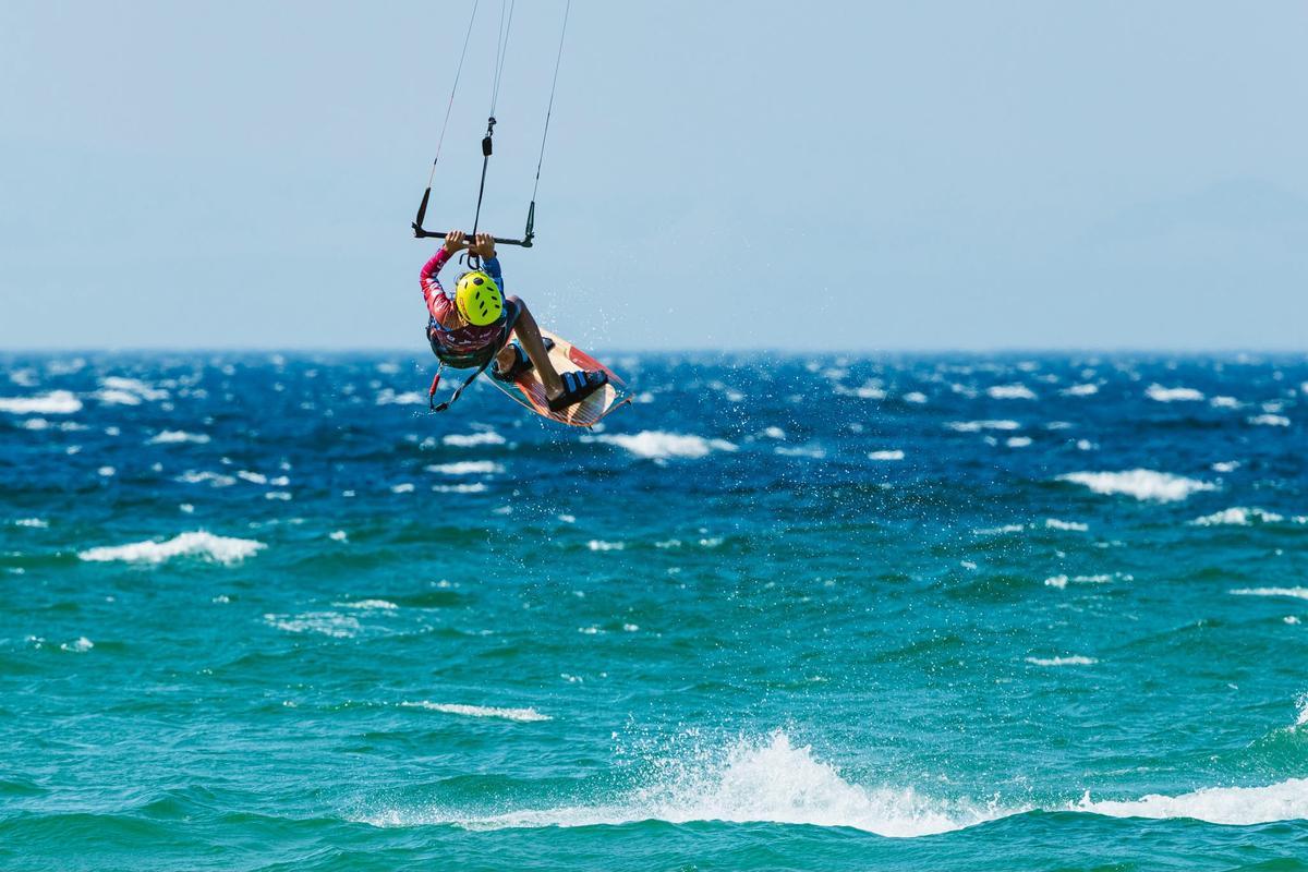 Endika Mezo de espaldas realizando un truco en el Campeonato Nacional de kitesurf