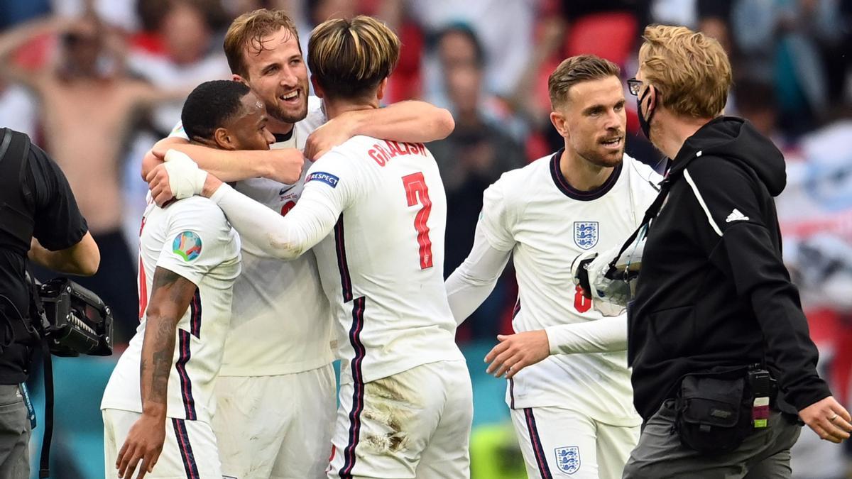 Harry Kane celebra un gol con Inglaterra junto a Sterling y Grealish .