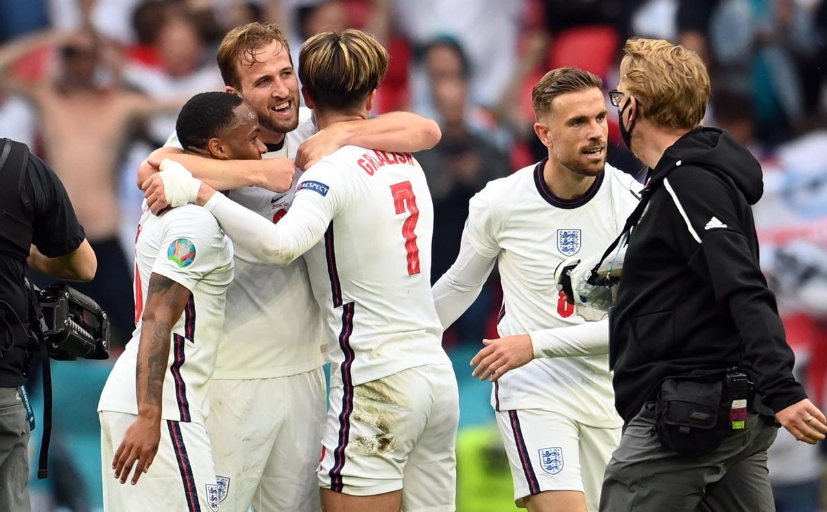 Harry Kane celebra un gol con Inglaterra junto a Sterling y Grealish .