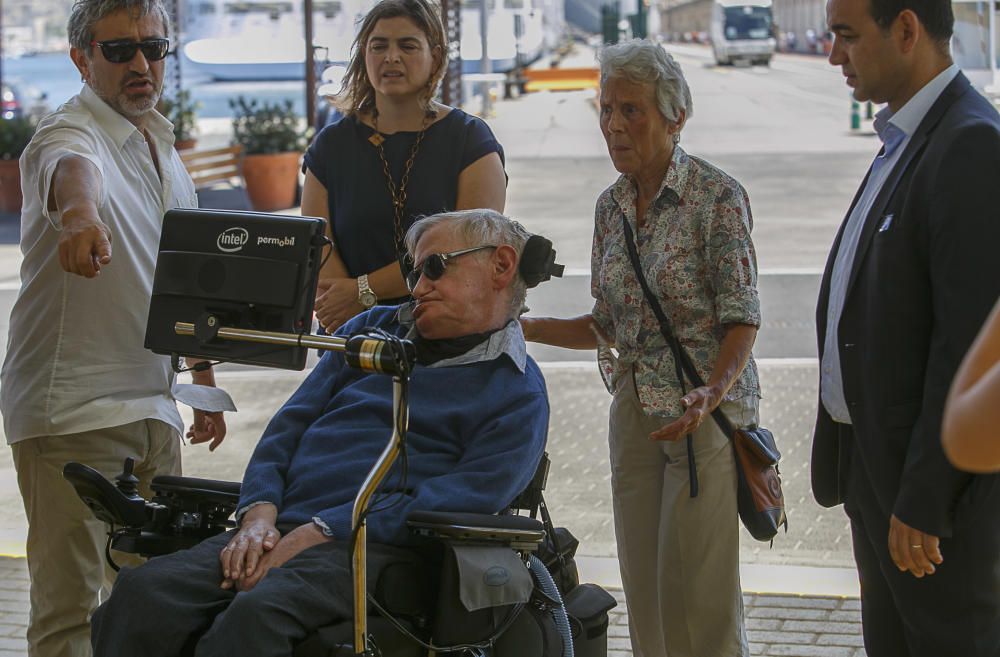 12/06/2016 CULTURA CIENCIA Llegada del físico Stephen Hawking al muelle de santa cruz en el crucero Britannia y  recibo por representantes del cabildo  puertos de tenerife y cámara de comercio para pasar un descanso en la isla y participar en el homenaje de STARMUS