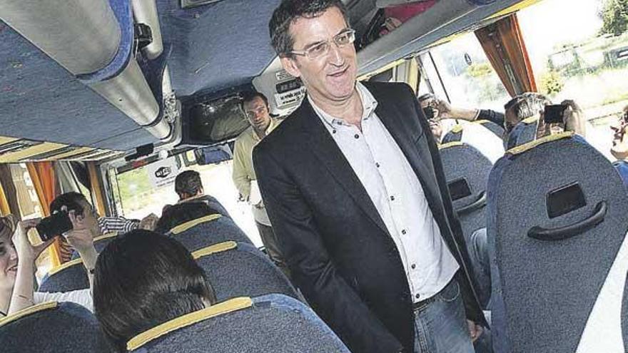 Feijóo, ayer, en el autobús de los periodistas durante el trayecto al mitin de Ponteareas. / la opinión