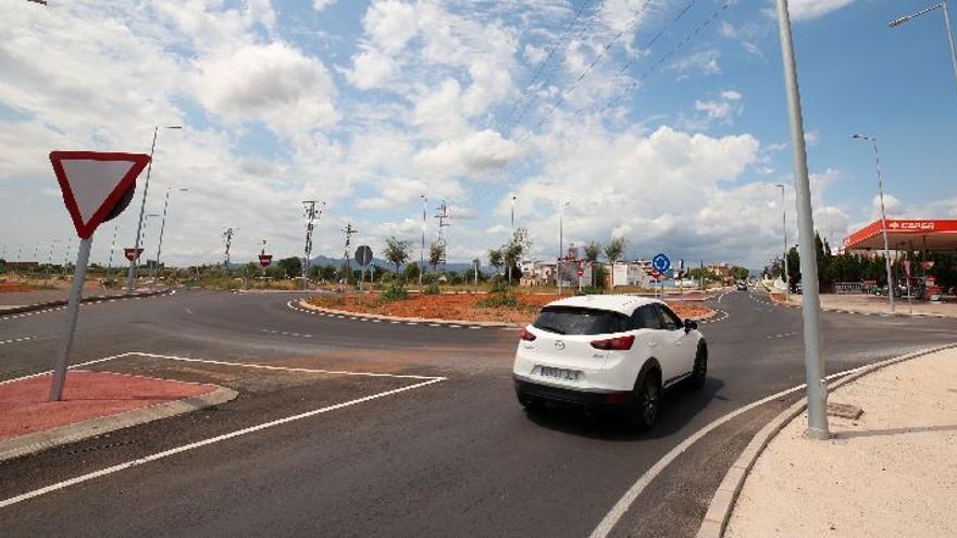 Mientras la conexión de la ronda de Vila-real con la N-340 sigue en el aire, el enlace mediante una rotonda con la carretera de Onda está concluida.