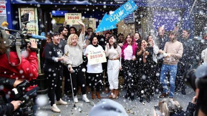 Doña Manolita: Del cierre ayer por despredimientos en la fachada a repartir el Gordo de Navidad