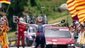 Paula Blasi cruza la meta de La Molina en primera posición.