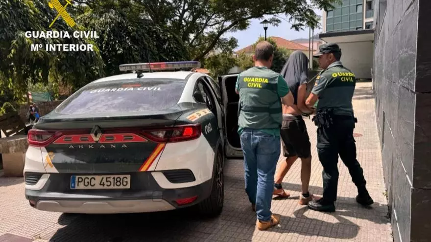Pasa a disposición judicial el detenido por agredir a su tío con un machete en Cangas