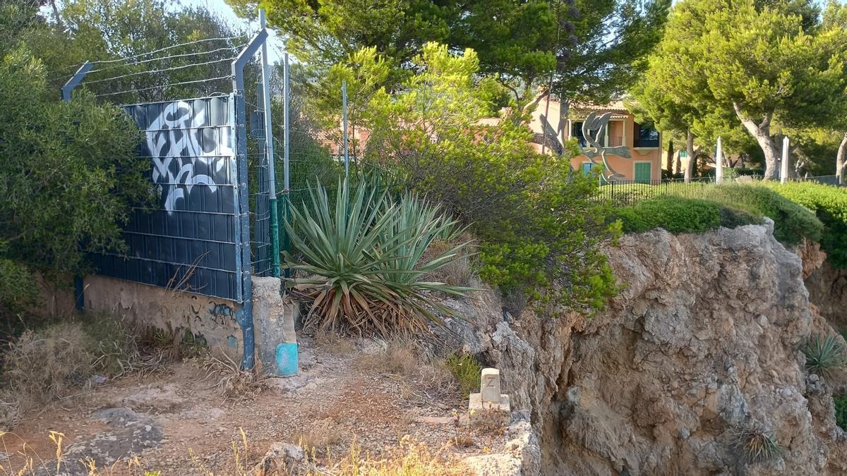 En 2018, se retiró parte de la valle con alambre de espino que impedía el paso por este estrecho sendero litoral