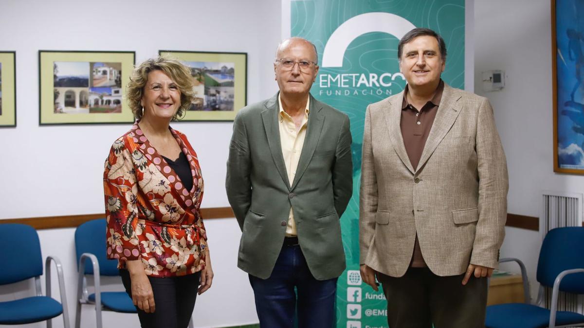 De izquierda a derecha, Auxiliadora Fernández López, directora de Emet Arco Iris; Alfonso Fernández Zamorano, presidente de la entidad y Fernando Izquierdo Reina, director de programa.