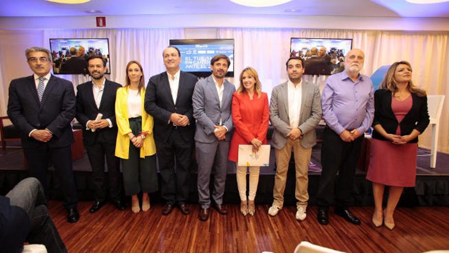 El presidente de Ashotel, Jorge Marichal (en el centro), posa con los 8 candidatos de otras tantas formaciones participantes.