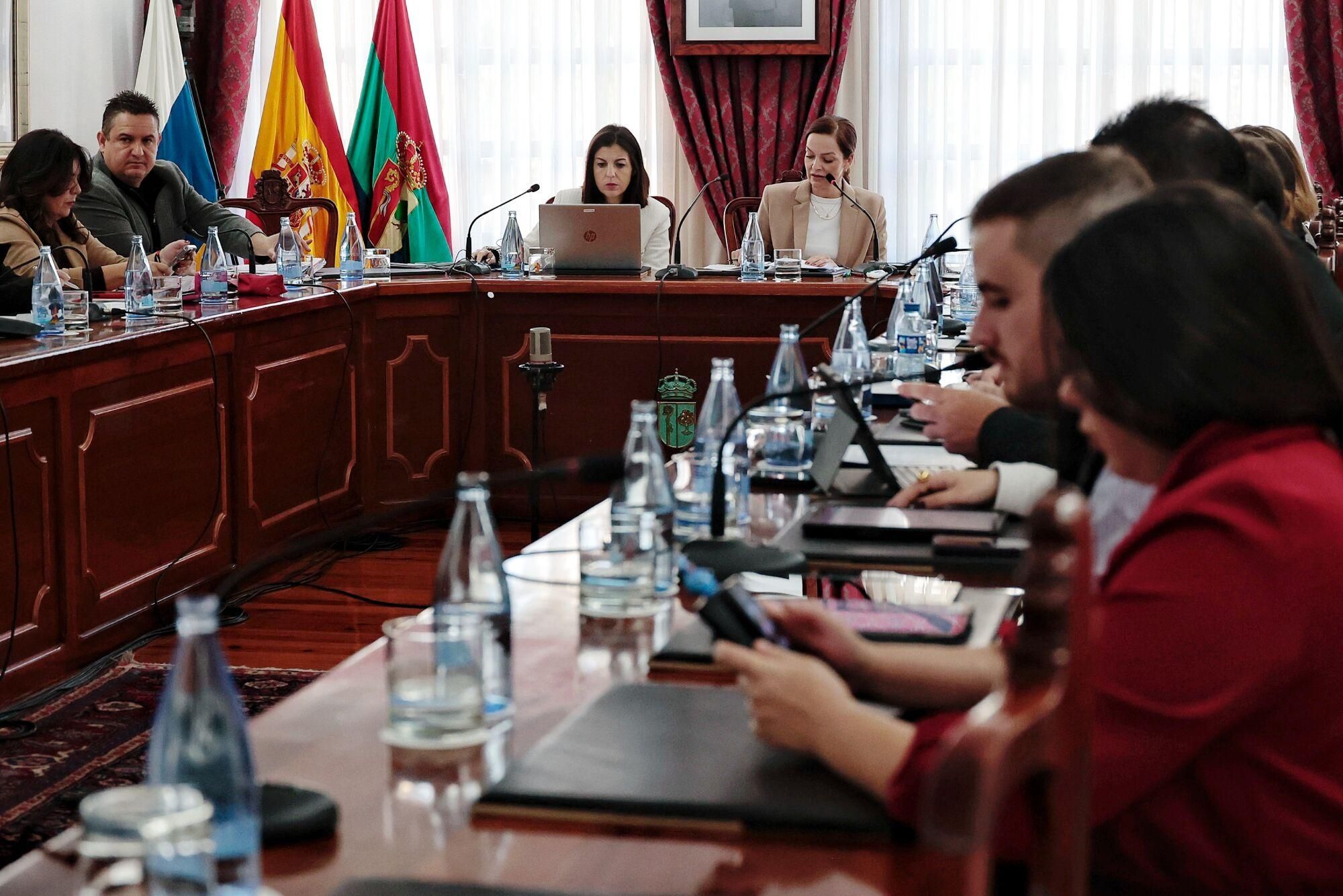 Pleno para destituir a Más por Arona e incorporar a Vox al gobierno municipal