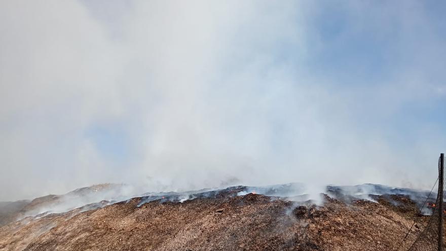 El PSPV de Utiel denuncia la opacidad sobre el incendio de la planta de reciclaje mientras crece el malestar en la población