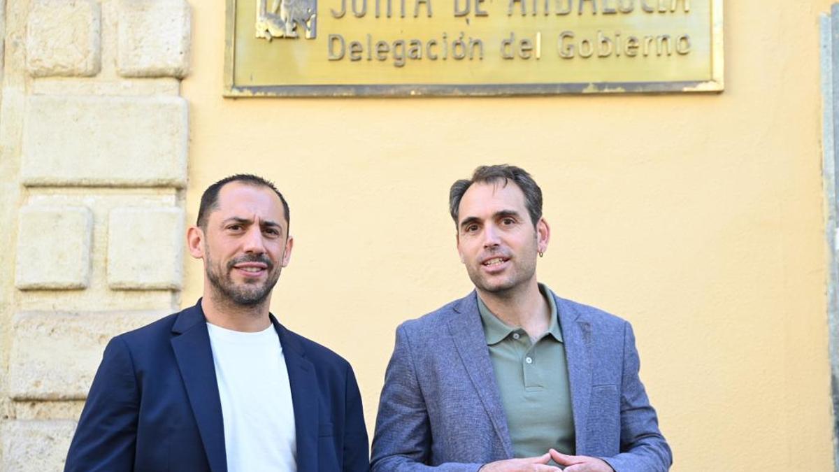 Sebastián Pérez y Toni Valero, ante la Delegación del Gobierno de la Junta en Córdoba.