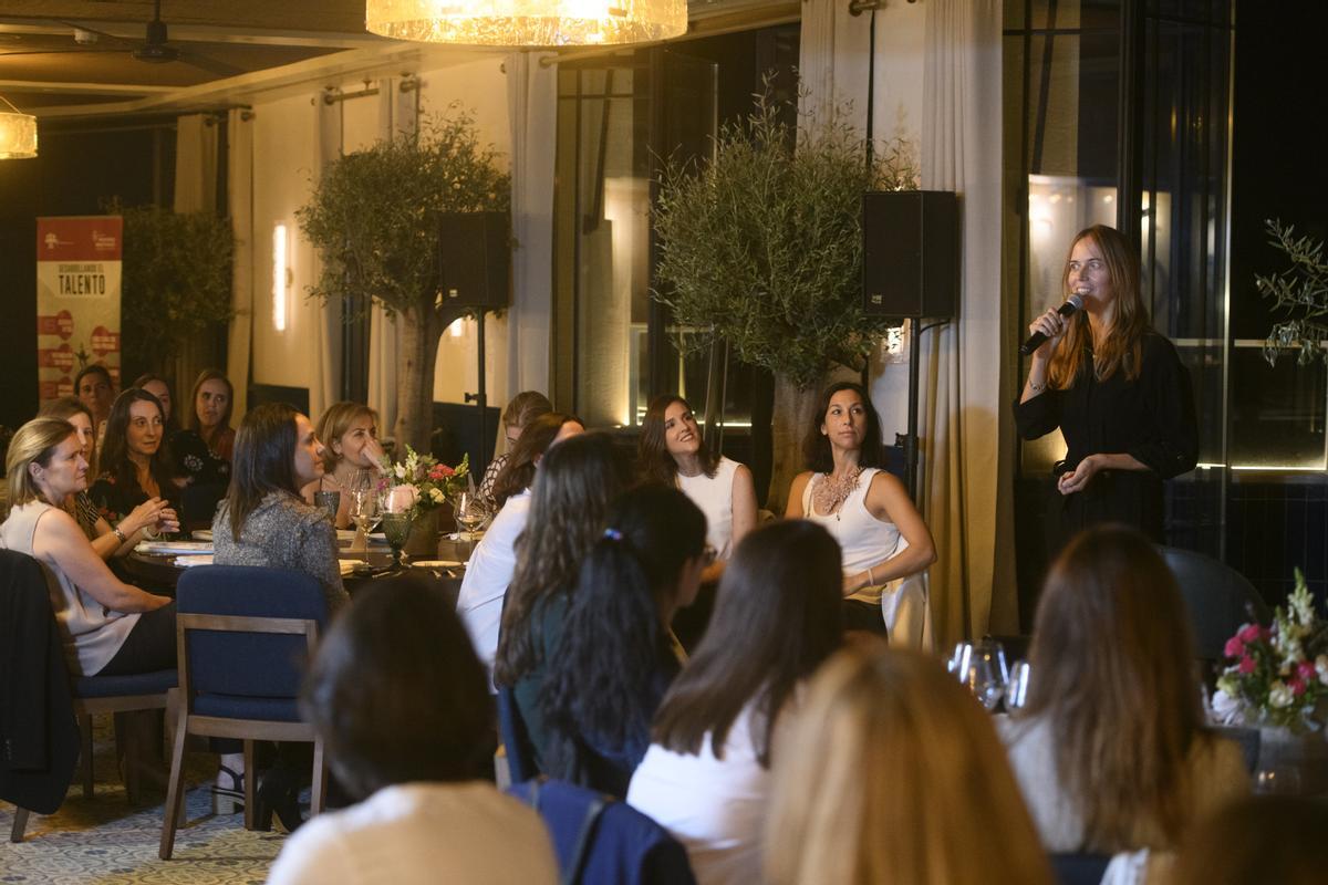 La ingeniera y colegiada, Arancha Arenas, dio una charla durante el evento explicando que, tras una experiencia personal, ha encaminado sus pasos hacia el coaching de la salud y un estilo de vida equilibrado.