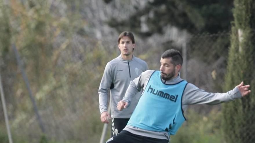 Los delanteros Víctor Curto y Rafa Chumbi durante un entrenamiento en Cobatillas.