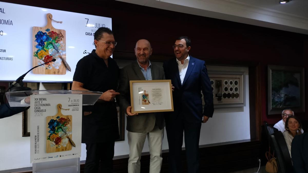 Por la izquierda, Álvaro García, Juan Cofiño y Adrián Barbón, durante la entrega del premio que recibió de Casa Consuelo en el marco de la bienal de arte que organiza el restaurante.