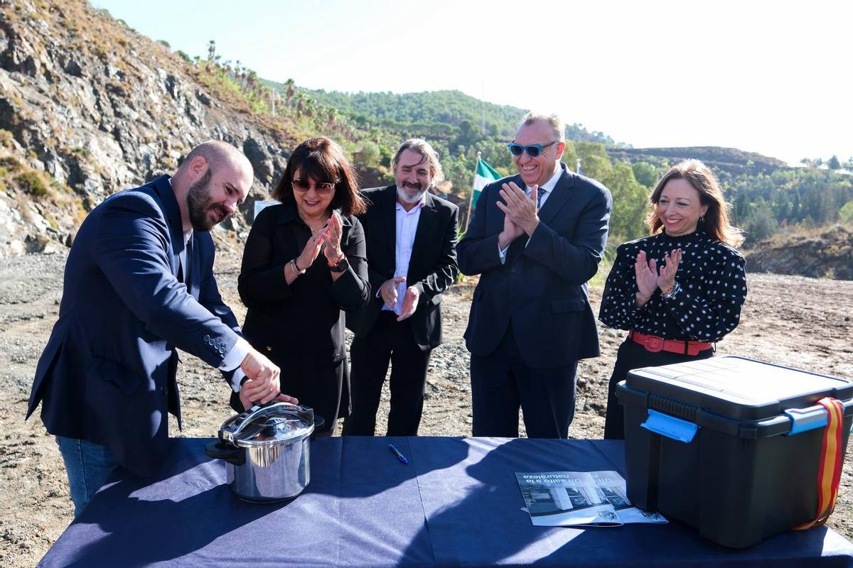 Momento del acto institucional de colocación de la primera piedra.