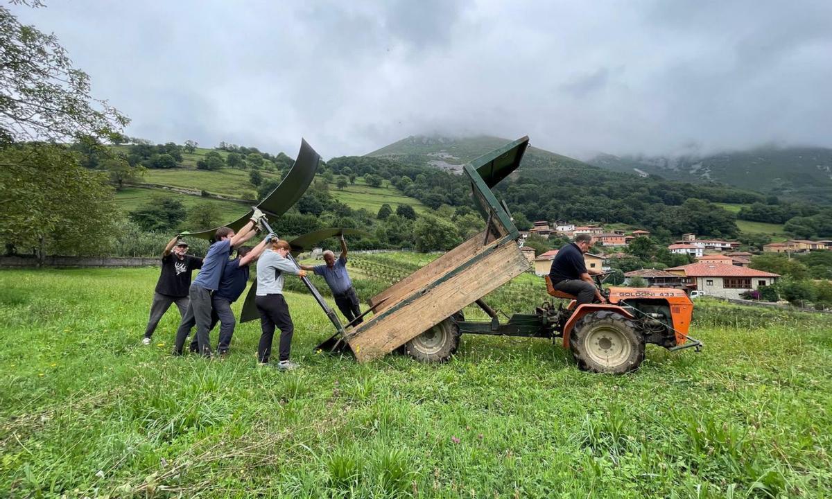 Vecinos de Leiguarda y responsables del festival descargan una escultura obra de la americana Sarah K. Williams. | F. A.