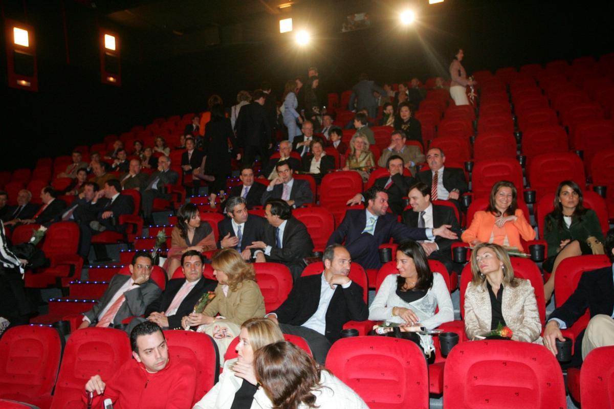 Asistentes a la apertura de los cines de El Tablero en marzo de 2005, hace veinte años.