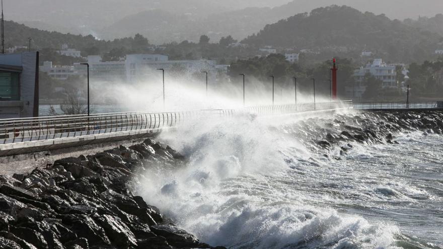 El oleaje ayer batiendo sobre la costa de la localidad de Sant Antoni.