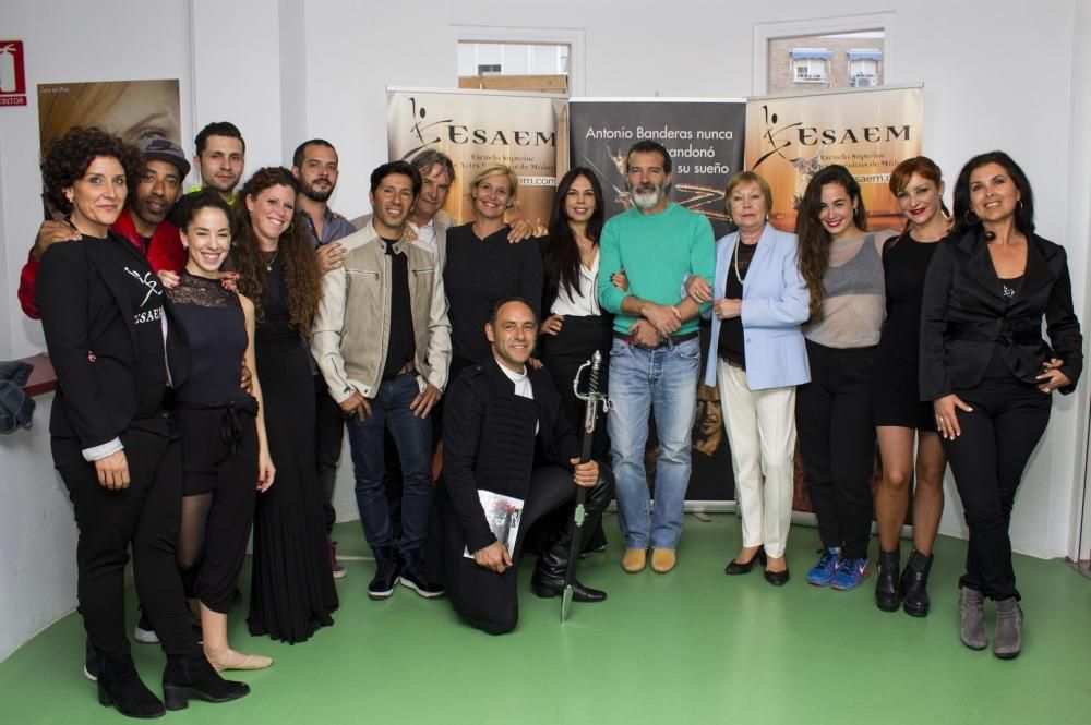 Antonio Banderas visita la escuela de teatro ESAEM.