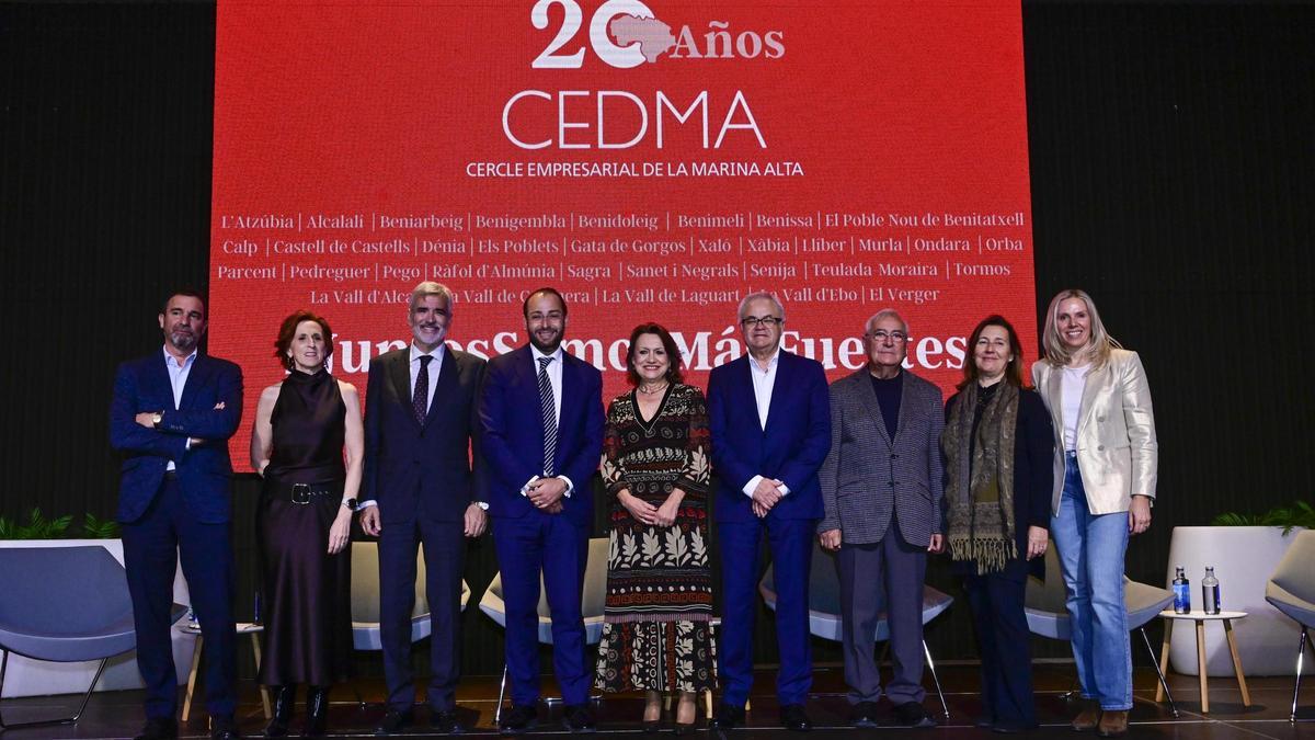 Los tres empresarios que ha tenido el Cedma y varios empresarios que asistieron a la gala