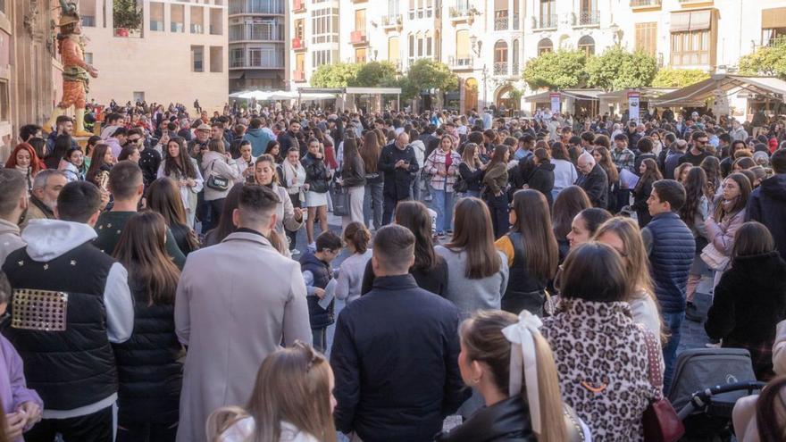 Más de 1500 estudiantes de la UCAM felicitaron la Navidad por las calles de Murcia.    | UCAM