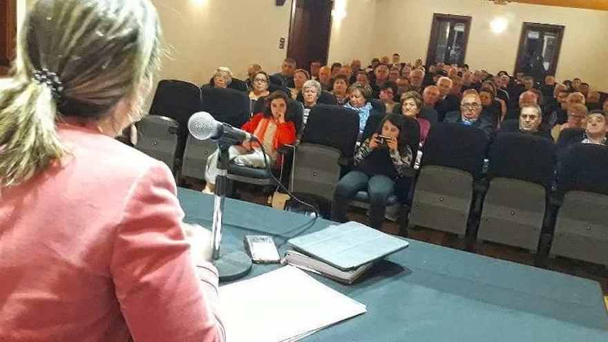 Luisa Piñeiro se dirige a los asistentes. // Fdv