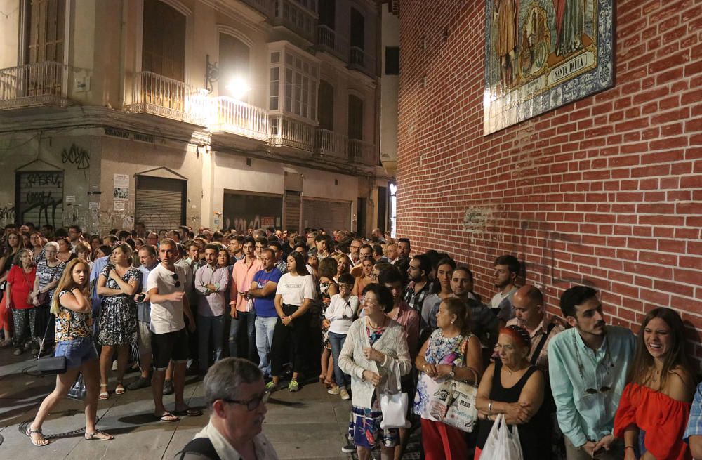 La imagen del Señor es trasladada en unas andas acompañado de la Banda de Zamarrilla, de cara a la procesión extraordinaria de este sábado