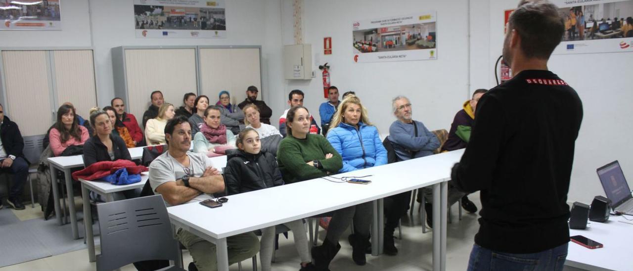 Bruno Novkovic, coordinador de la cantera de la Peña Deportiva, en una charla con las familias. | P.D.