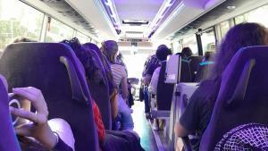 Usuaris a linterior dun bus de la línia Berga-Barcelona, que passa, entre altres municipis, per Sallent