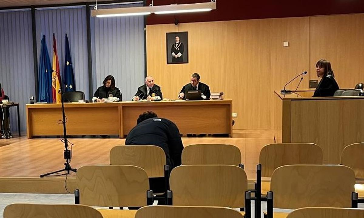 El acusado, en el banquillo, ante el tribunal.