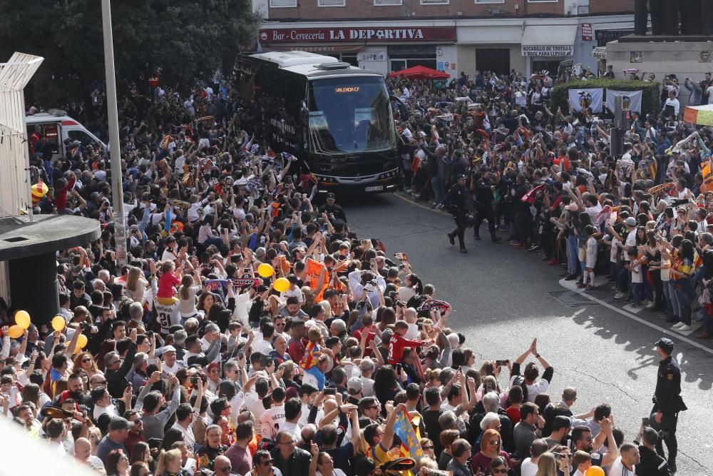 Miles de aficionados en el partido de las Leyendas del Valencia CF