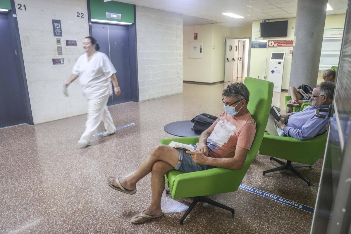 El hospital de San Juan incorpora nuevo mobiliario para "humanizar" las salas de espera