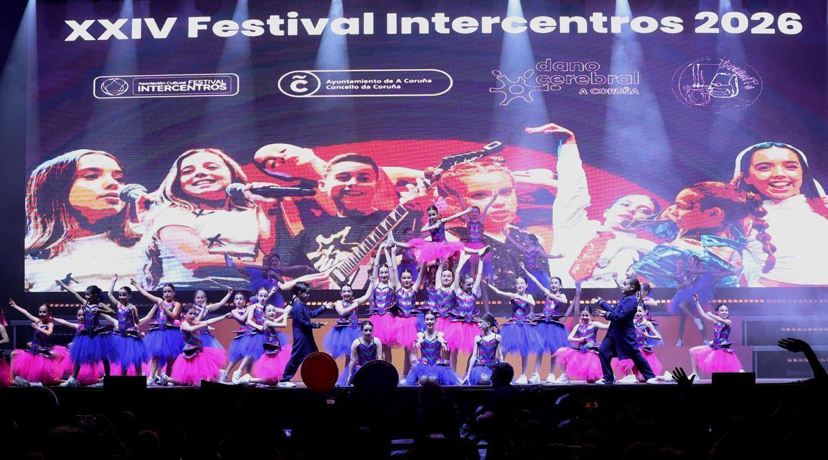 El Festival Intercentros 2026 llenó de colorido y solidaridad el Coliseum