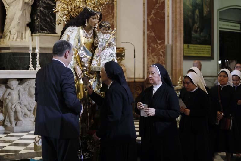 Besamanos en la Plaza de la Virgen