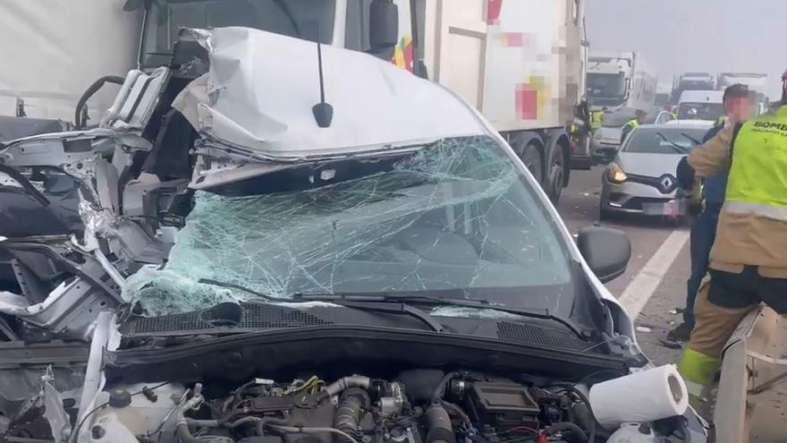 Las imágenes del caos entre la niebla: fallece un camionero de 52 años en un un accidente múltiple en Castellón