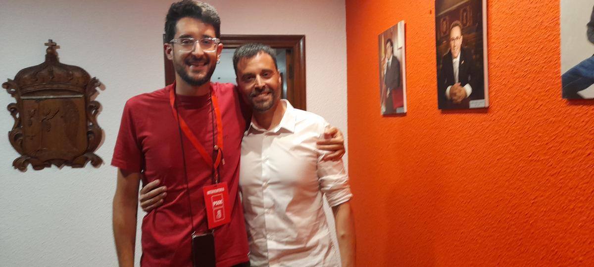 El alcalde, Guillem Alsina, feliz tras la victoria, junto a su mano derecha, Marc Albella.