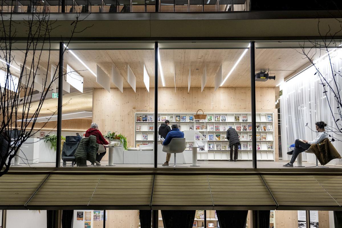 Lectores en la biblioteca Gabriel García Márquez, en Barcelona.